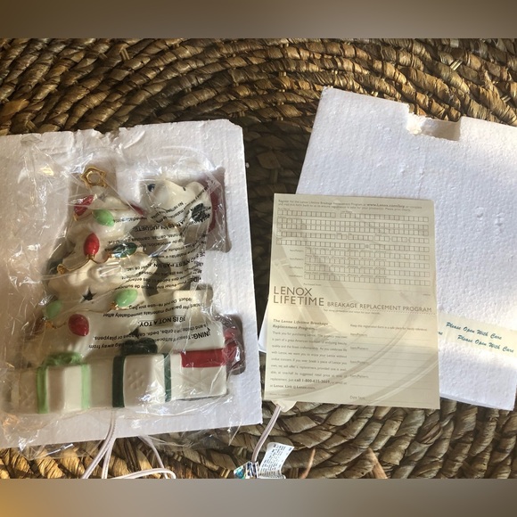 Lenox Snoopy’s Christmas Lighted Figurine Collectible 8.5” x 7.5” Original Box. - Picture 11 of 11